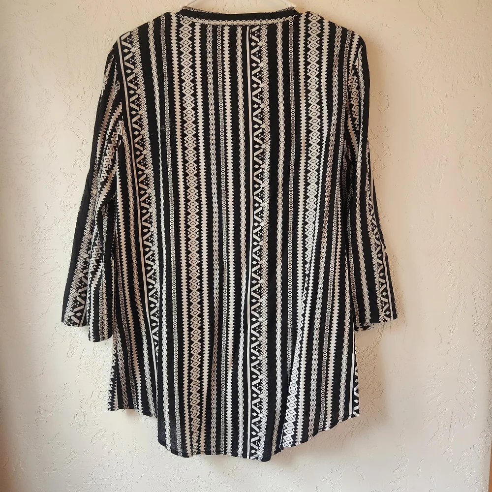 Context Geometric Patterned Tunic Top - Picture 2 of 6